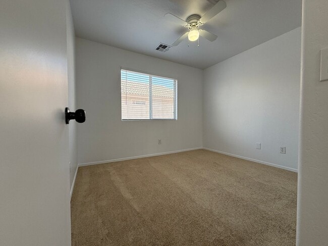 Building Photo - 51st Ave and Broadway, 3 bed, 2.5 bath, Fr...
