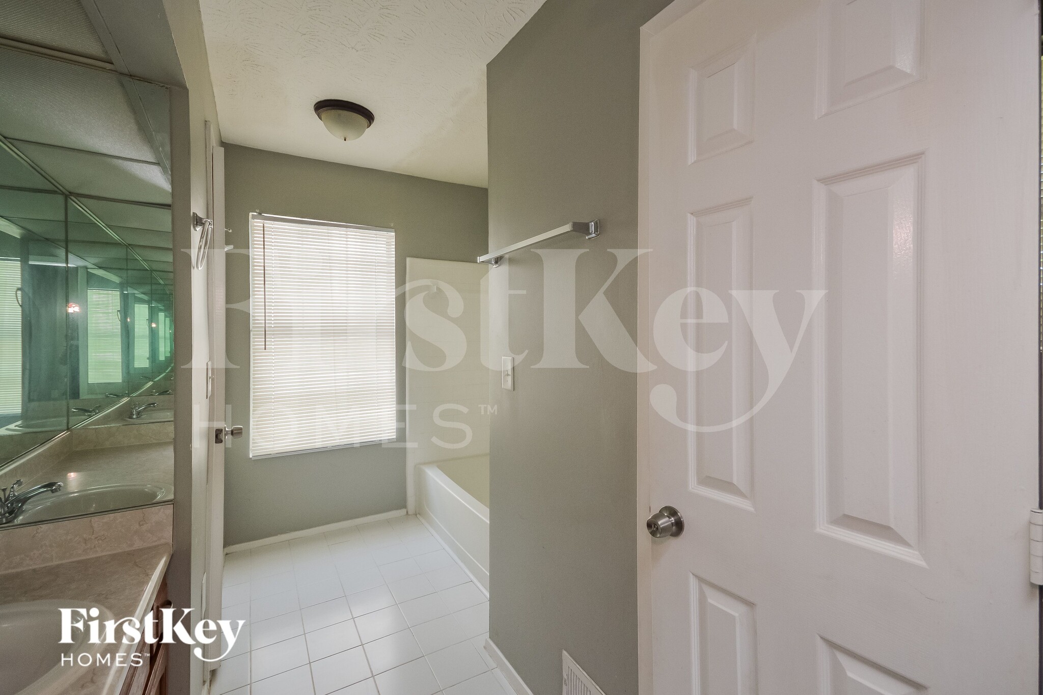 Building Photo - 1240 Woodstream Dr