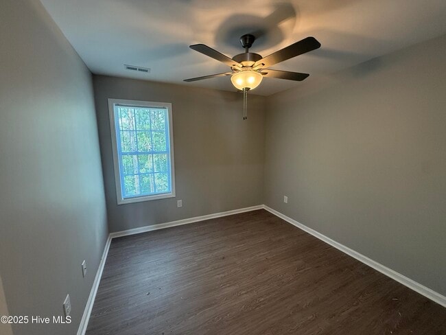 Building Photo - 337 S Pointe Dr