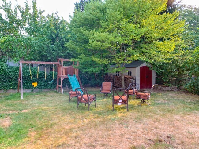 Building Photo - Spacious 4 bedroom house on a quiet North Ballard/Crown Hill  location