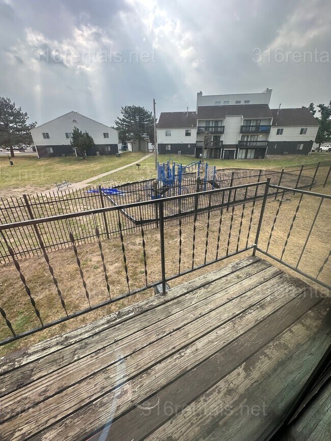 Building Photo - $750 - 2 bed 1 bath - Second floor Apartment