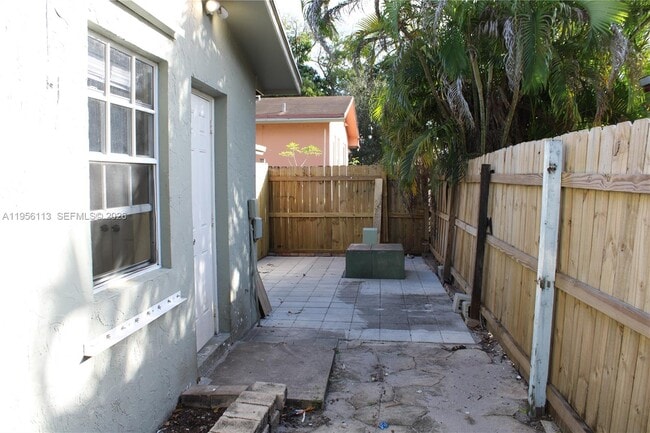 Building Photo - 2740 SW 46th St