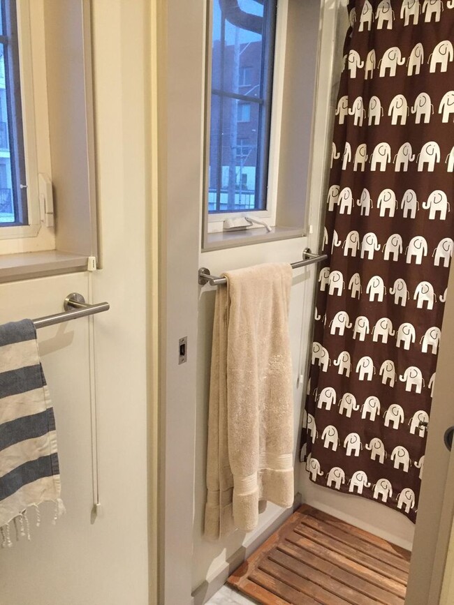 Building Photo - 2Bd/1Ba Seattle Home