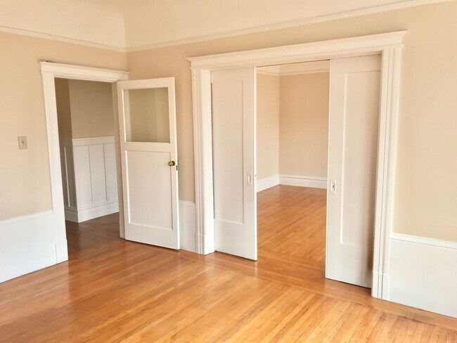 Building Photo - Top Floor Huge 4BR Flat, In Unit Laundry i...