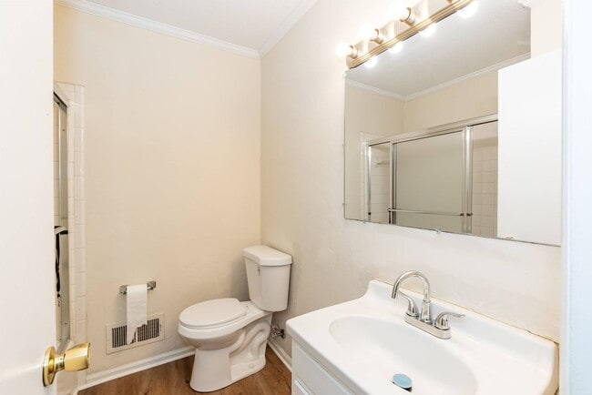 Building Photo - 718 Shawnee Dr