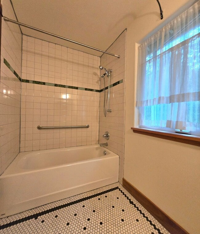 Building Photo - 2 Bedroom, 2 Bathroom Home For Rent in the...