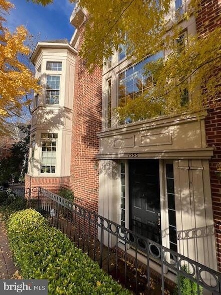 Building Photo - 1596 N Colonial Terrace