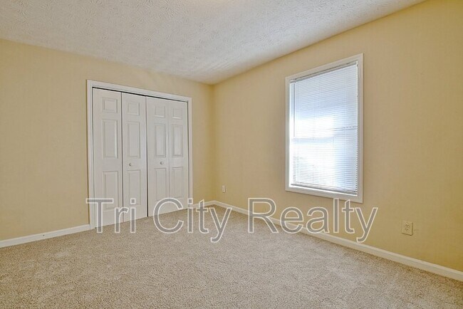 Building Photo - 220 Meadowbrook Ct