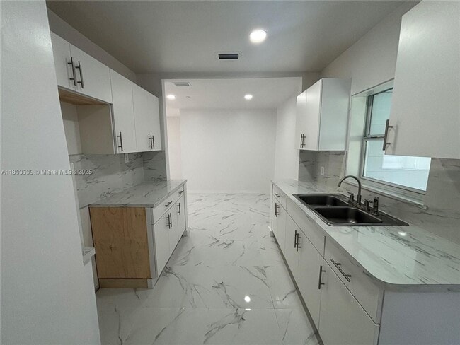 Building Photo - 191 W 59th St
