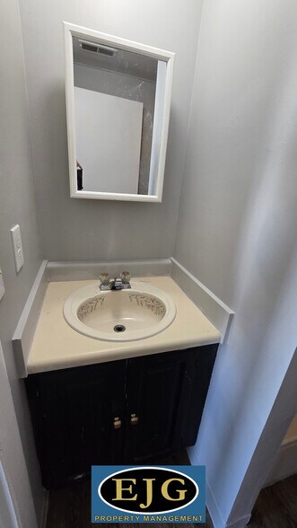 Building Photo - 26 Ledge St