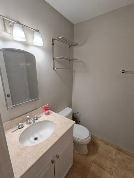 Building Photo - 4946 N Ridgeway Ave