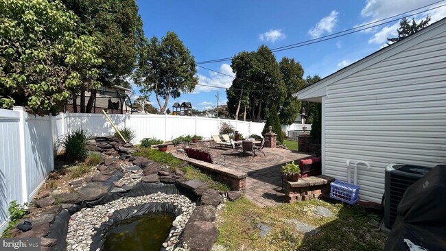 Building Photo - 121 Kingfield Rd