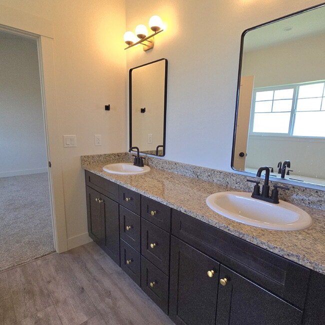 Building Photo - Move-in ready! 4 bedroom house with 3 car ...