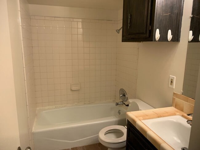 Building Photo - 220 Douglas St