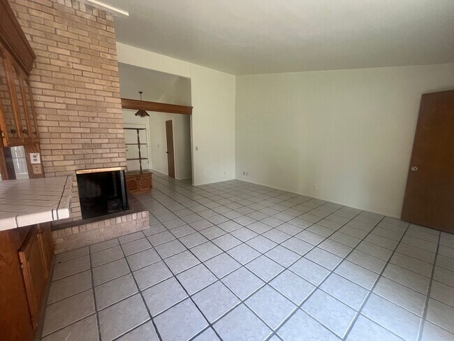 Building Photo - Light, bright, & Move- In ready with ultimate flexibility!