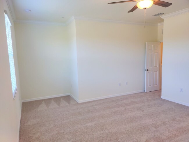 Building Photo - Annual Unfurnished 3 Bedroom, 2.5 Bath Tow...