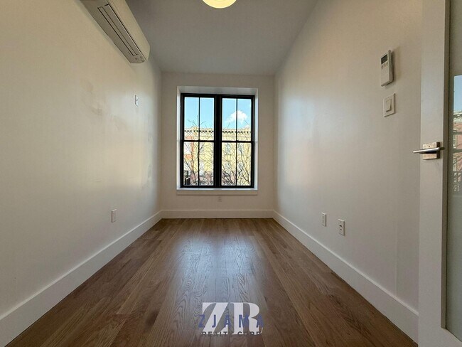Building Photo - 754 Grand St
