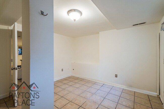 Building Photo - Renovated English Basement in U St area