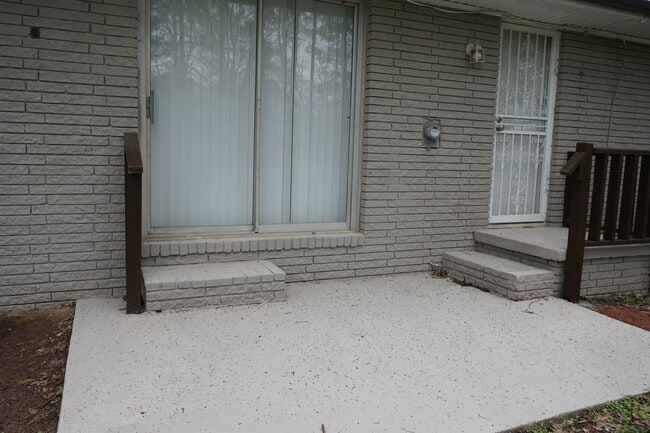 Building Photo - 504 Pinecrest Dr