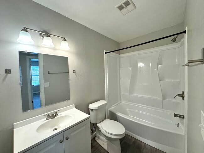 Building Photo - 3 bedroom 2 bathroom Duplex!