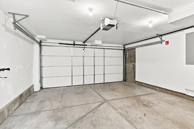 Building Photo - $3,640.95 with $300 Off the first month's rent, 2 Bed, 2.5 Bath Townhome in Denver with Rooftop P...