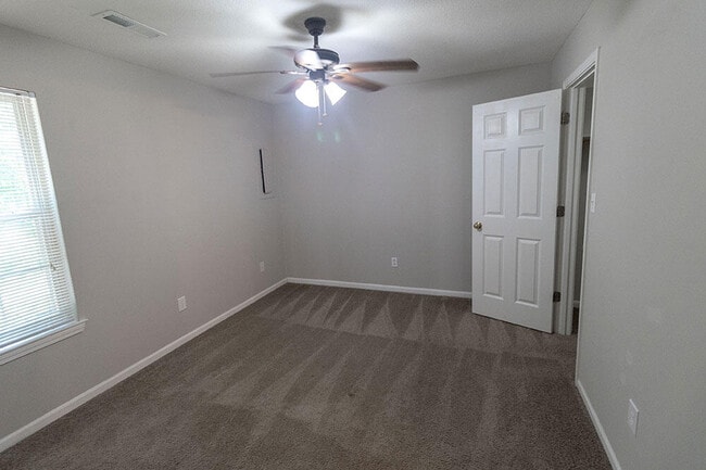 Building Photo - 5569 Pinehurst Ln