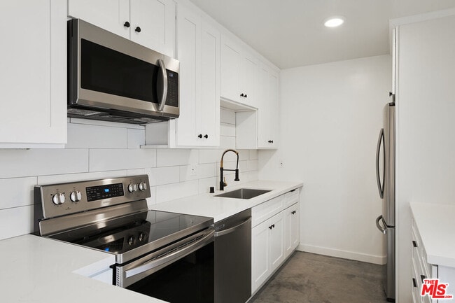 Building Photo - 305 San Vicente Blvd