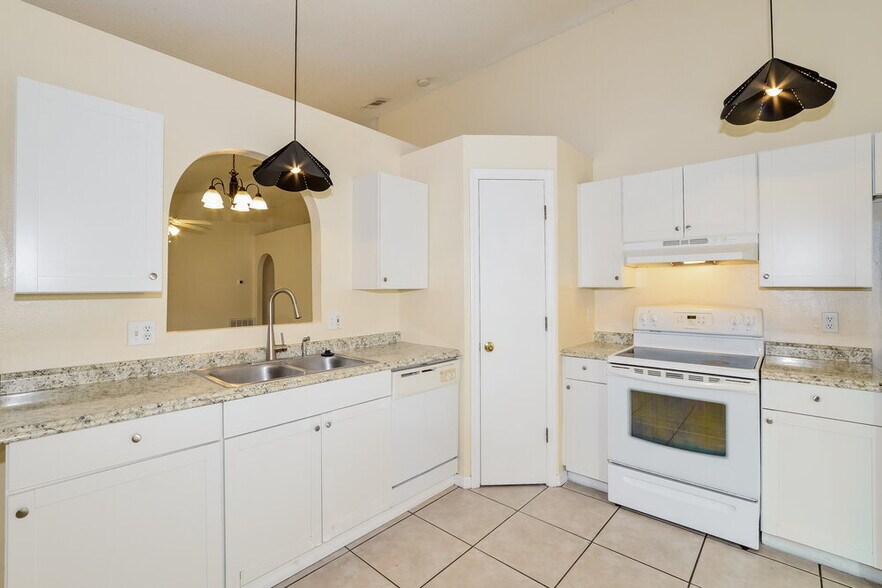 Building Photo - 12641 Parkbury Dr