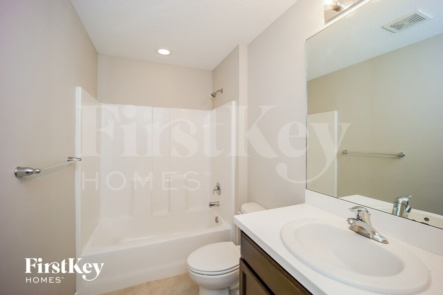 Building Photo - 154 NW Curtis St