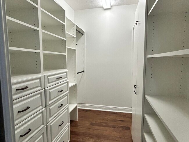 Building Photo - 2024 Foxtail View Ct