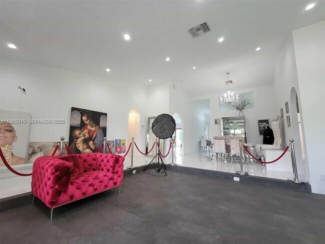 Building Photo - 270 SE 7th St