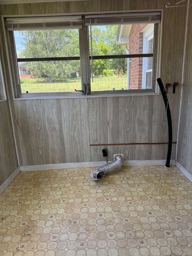 Building Photo - "Charming 3-Bedroom Retreat in Hendersonville - Cozy 1314 Sq Ft Home Awaits!"