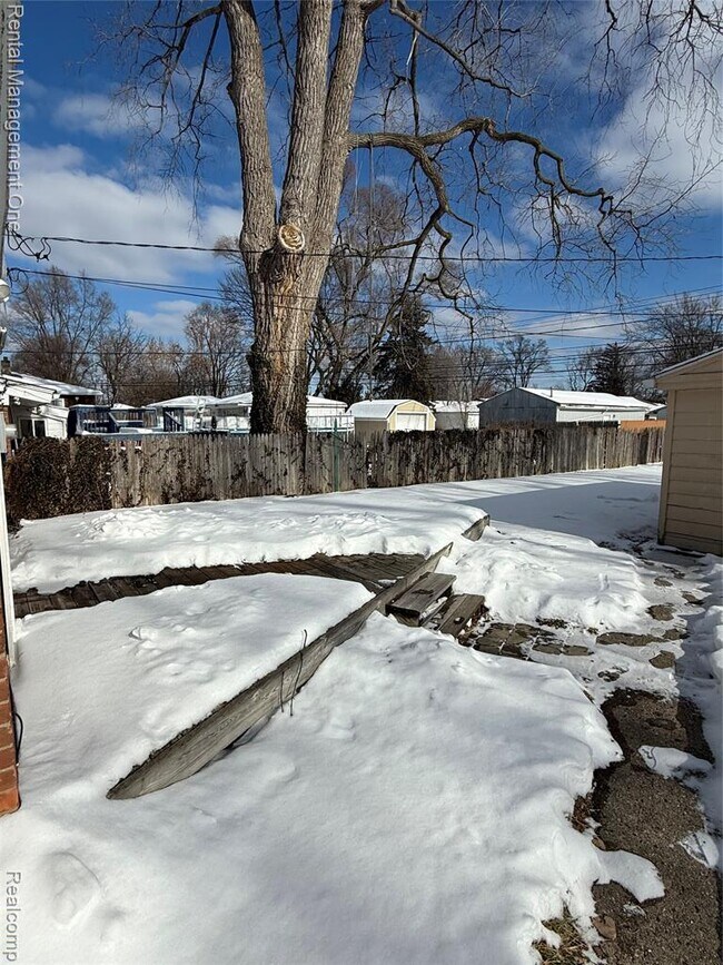 Building Photo - 12050 Cavell St