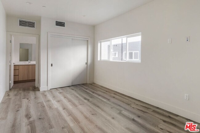 Building Photo - 2494 W Shenyad Ct