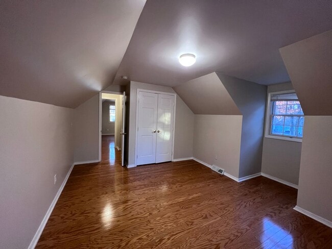 Building Photo - 4 bedroom home in Lowell Schools!