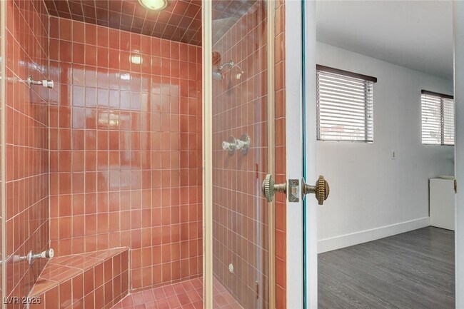 Building Photo - 945 Vegas Valley Dr