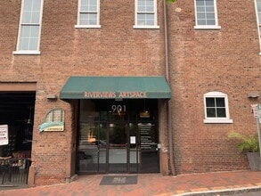 Building Photo - Cozy Downtown Loft