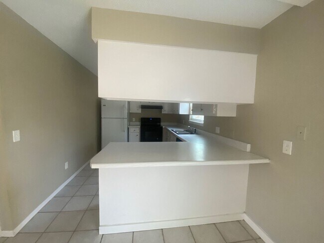 Building Photo - Beautiful 2 Story Home, Centrally Located in a Quiet Neighborhood! *1/2 OFF 1st Month's Rent!*