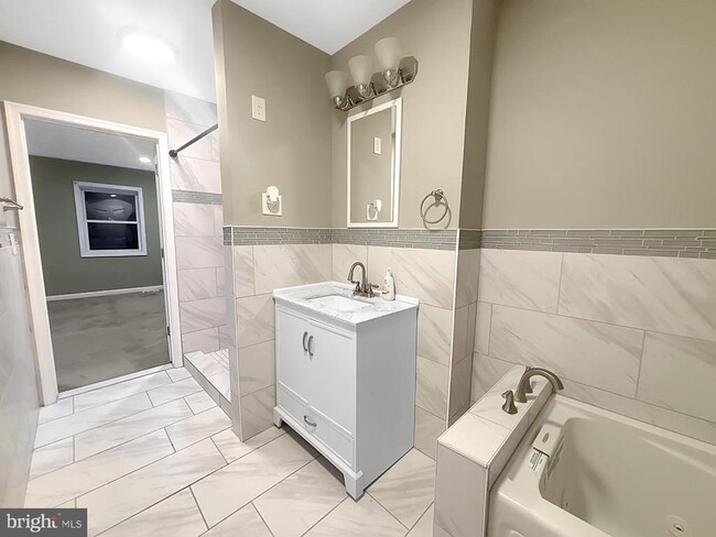 Building Photo - 1026 W Fayette St