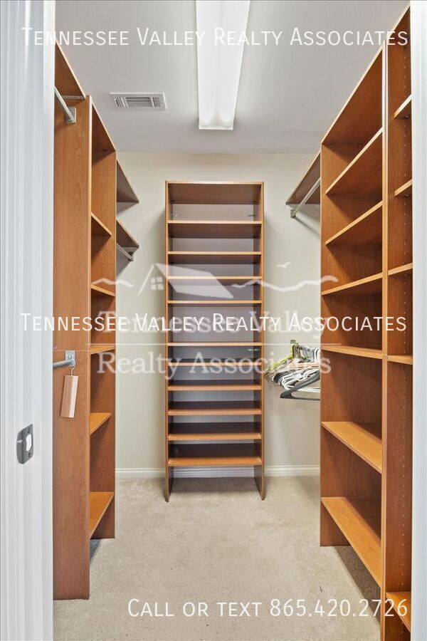 Building Photo - 821 Foxfield Ln