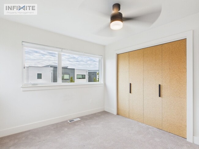 Building Photo - Modern Finishes & Bozeman Living!