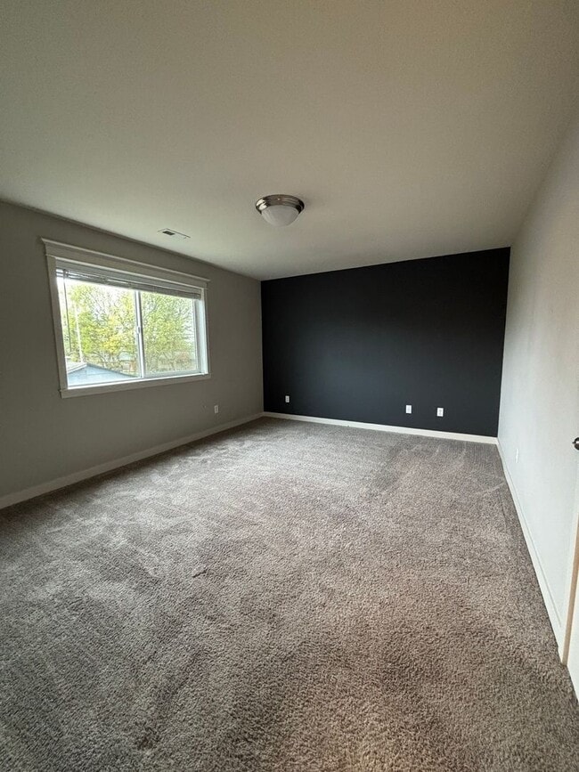 Building Photo - Newer 2 Story Home in Newberg   SHOWINGS  START  MAY 15th