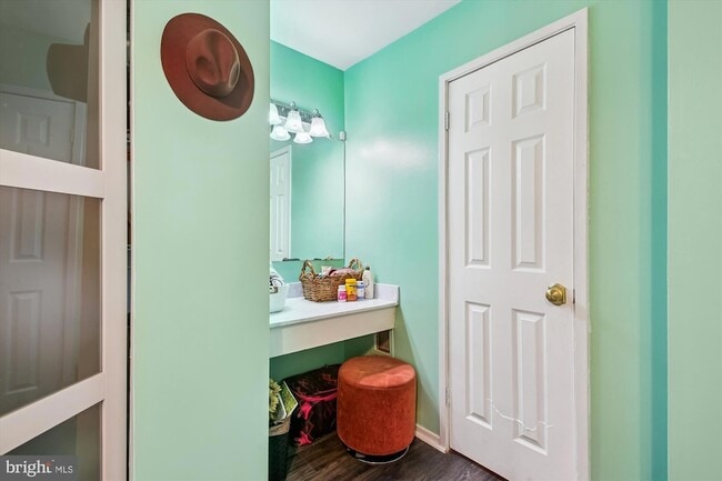 Building Photo - 8703 Village Green Ct