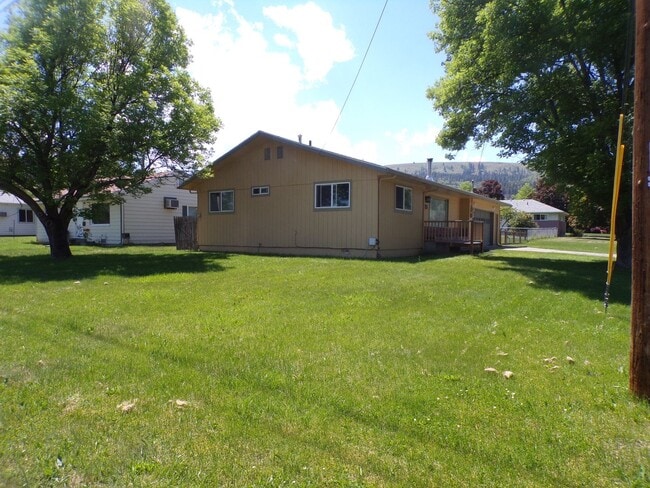Building Photo - 1108 E Ave