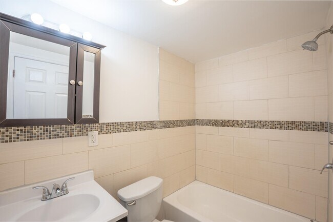 Building Photo - 427 4th St