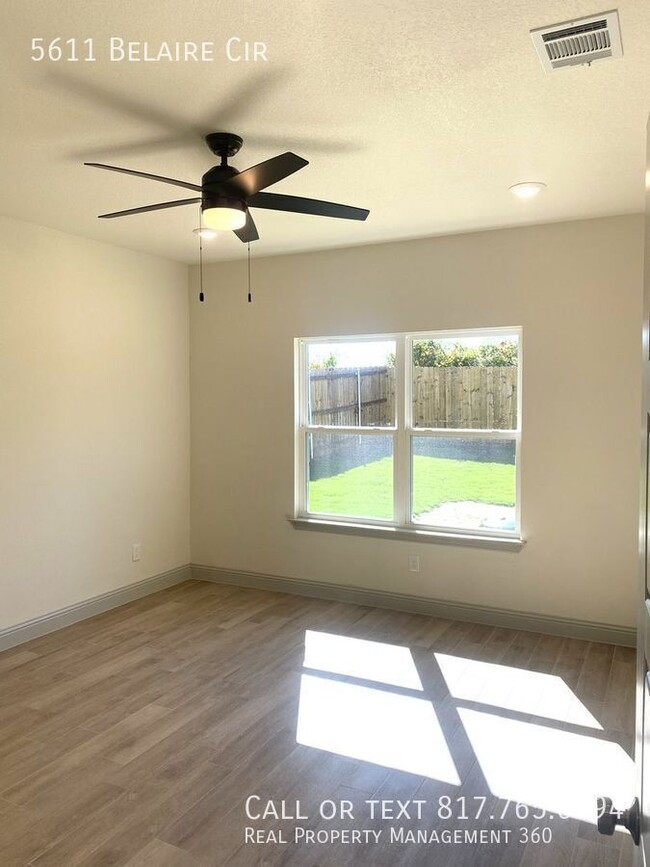 Building Photo - 5611 Belaire Cir