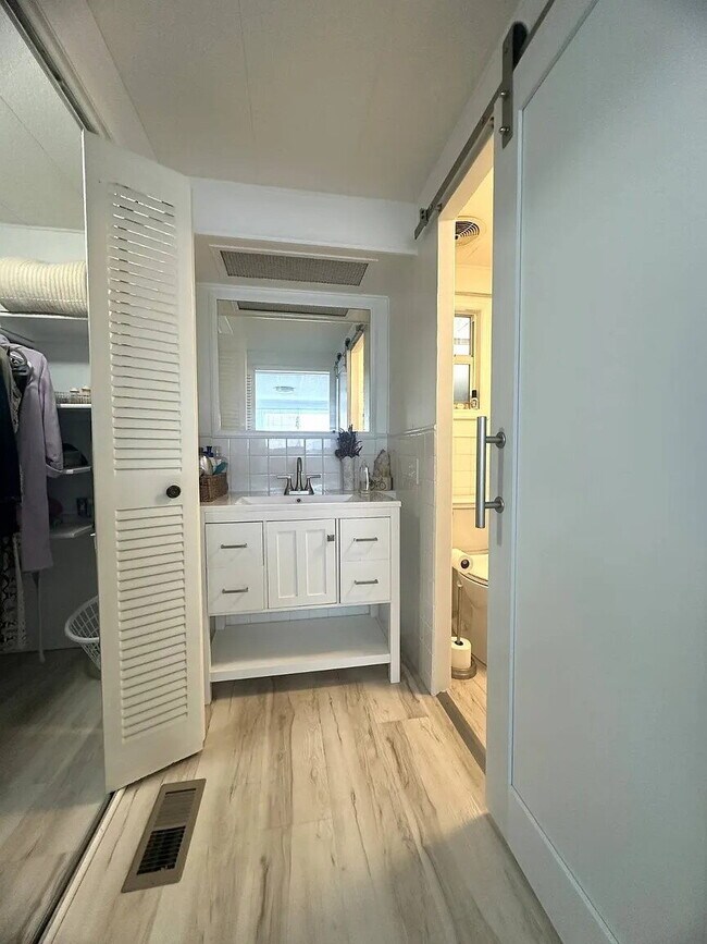 Building Photo - "Charming 2-Bed, 2-Bath Retreat in Nokomis!"