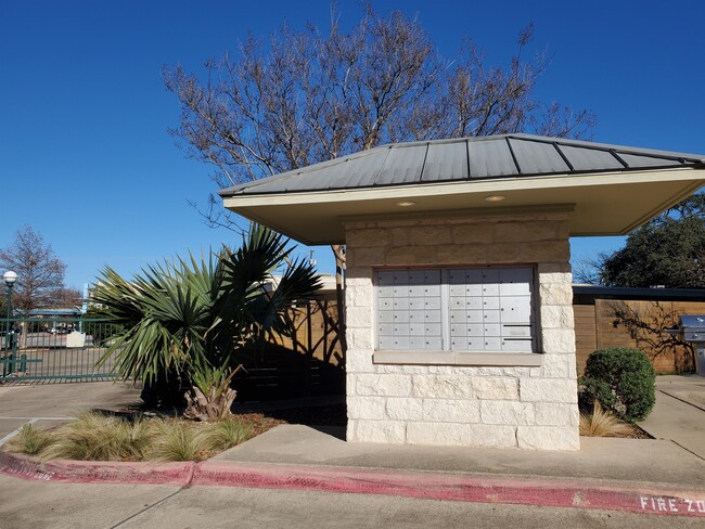 Building Photo - 2209 Hancock Dr