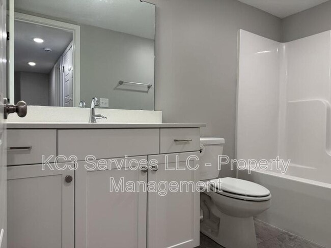Building Photo - 2018 SW Holdbrooks Dr