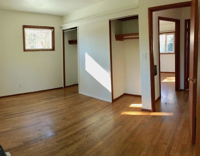 Building Photo - 4751 SW 53rd Ave